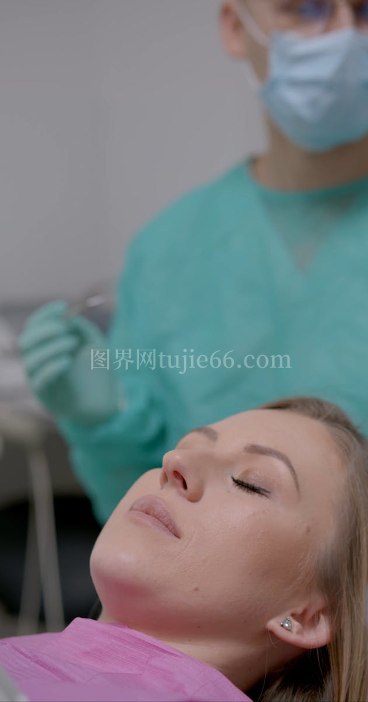 医生细致检查患者口腔健康