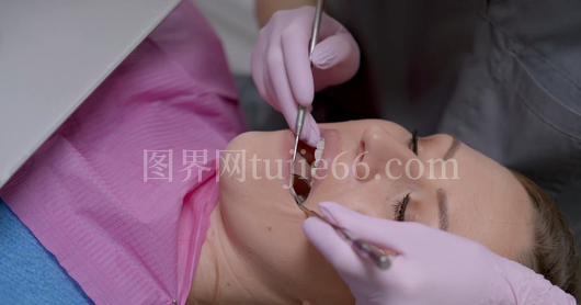医生细致检查患者口腔健康