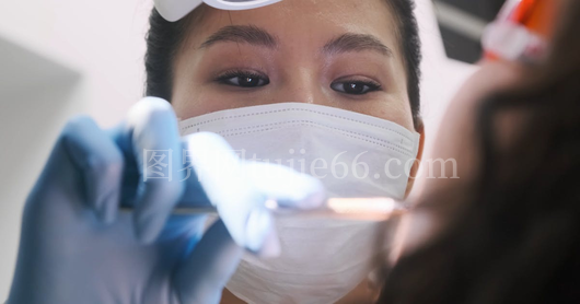 牙医细心呵护患者口腔健康