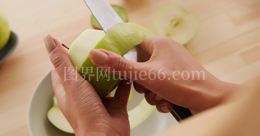 绿色苹果剥皮瞬间