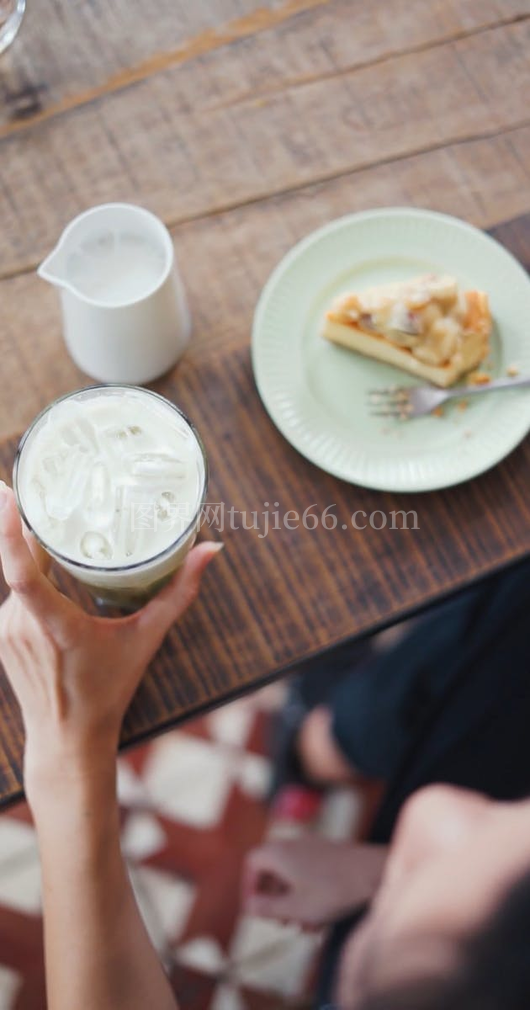 人物细饮玻璃杯中液体视频片段