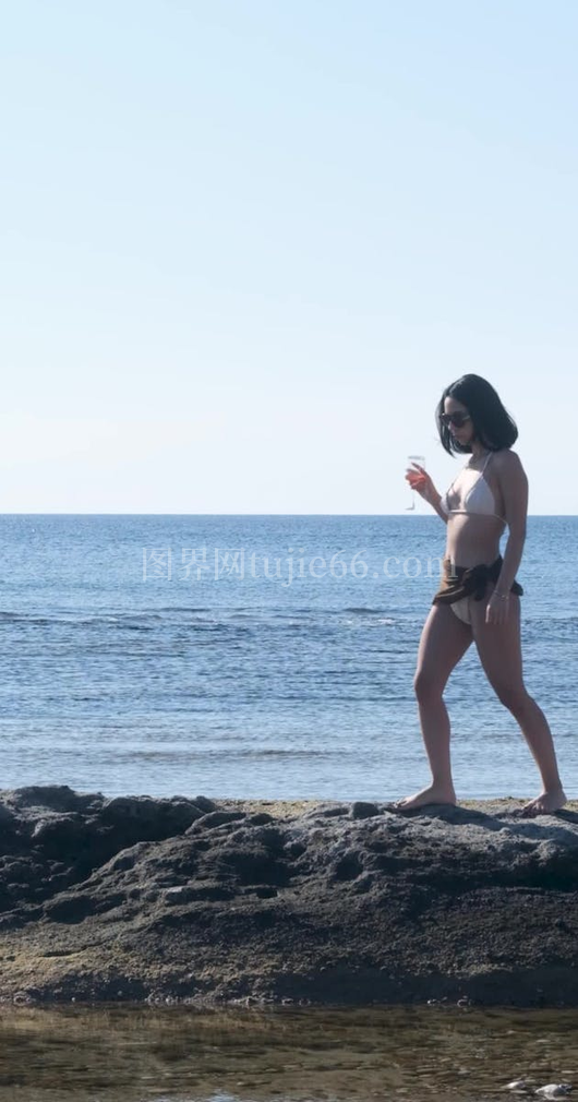 日落海边赤脚漫步女性