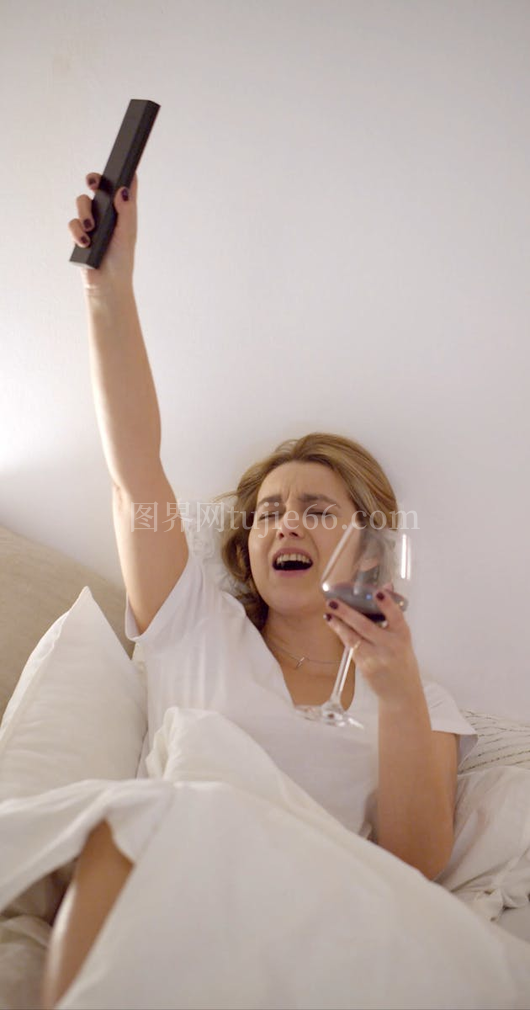 女性手持遥控器唱歌瞬间