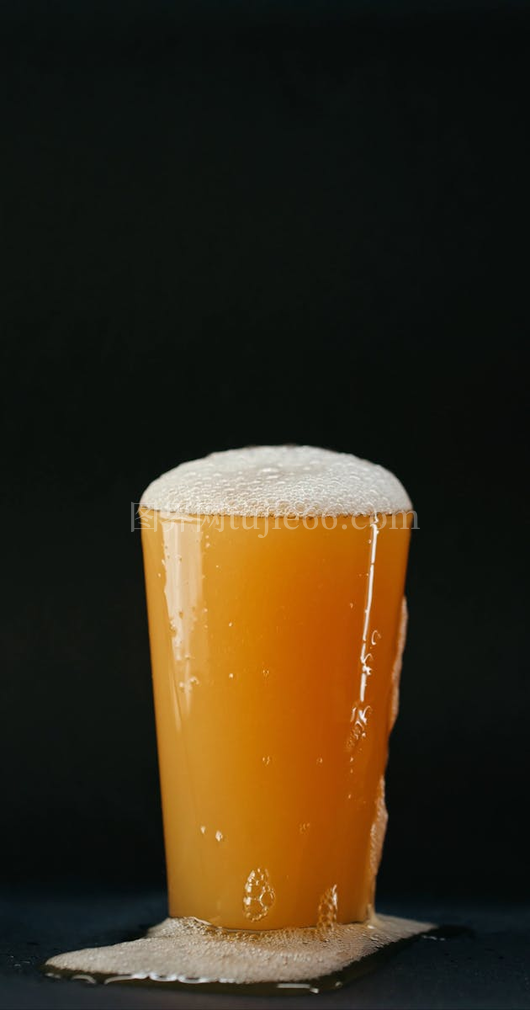 啤酒泡沫四溢玻璃杯