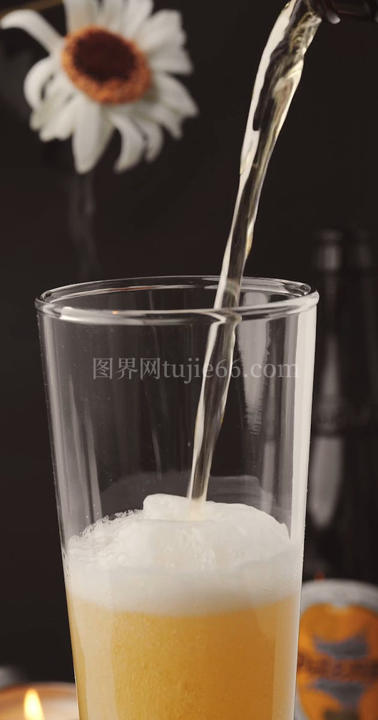 啤酒杯中泡沫四溢