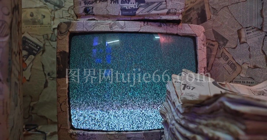 报纸覆盖电视场景独特