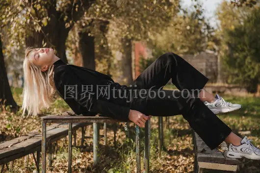 秋日街头时尚女性黑衣摆姿势