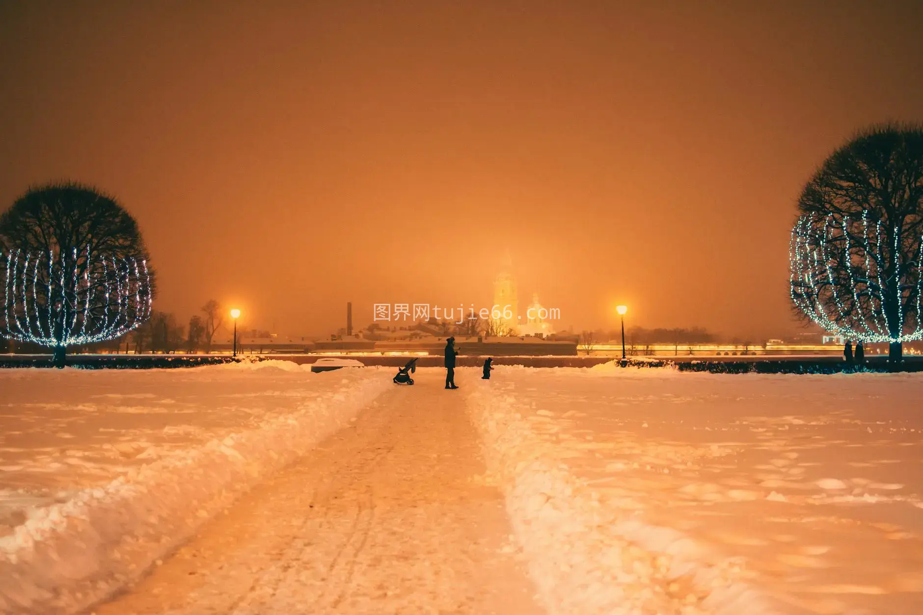 雪夜灯影人赏景图片