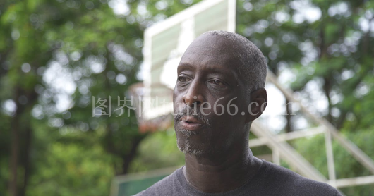 男子瓶中饮水瞬间