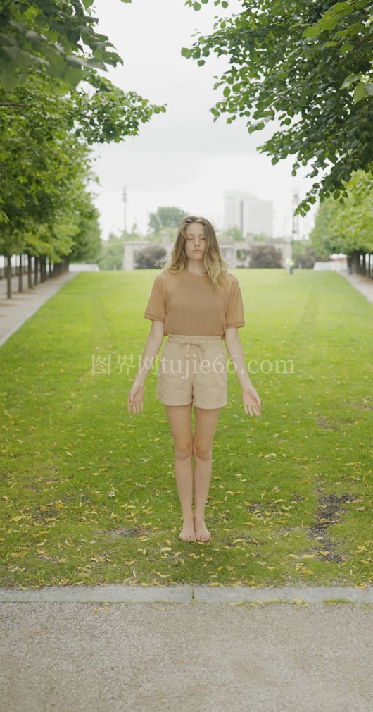 赤脚女士公园站立景致