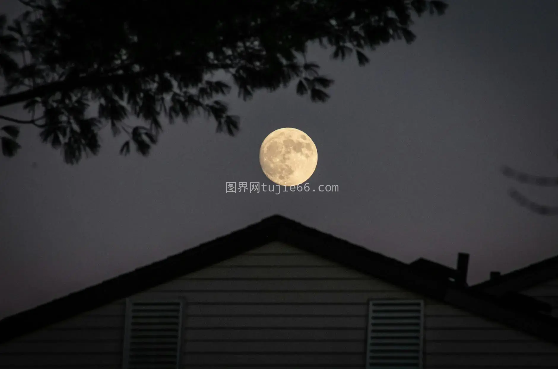 满月夜空下剪影房屋图片