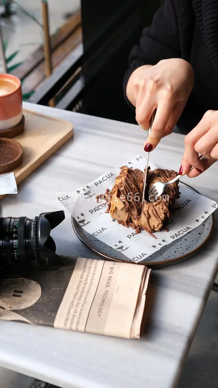 人物咖啡馆享巧克力派生活美食图片