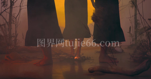 赤脚女性手拉手圆形圈
