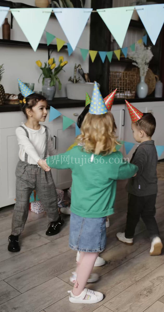 欢乐生日派对儿童嬉戏瞬间