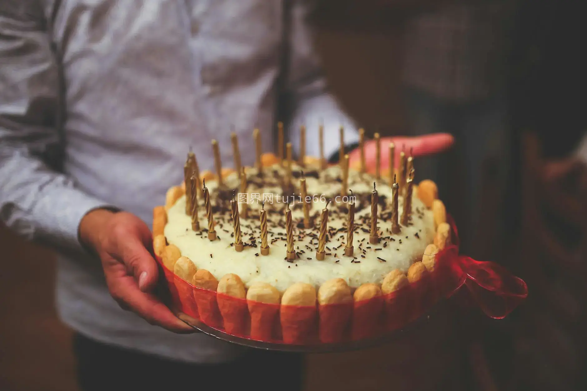 特写生日蛋糕点燃烛庆祝图片