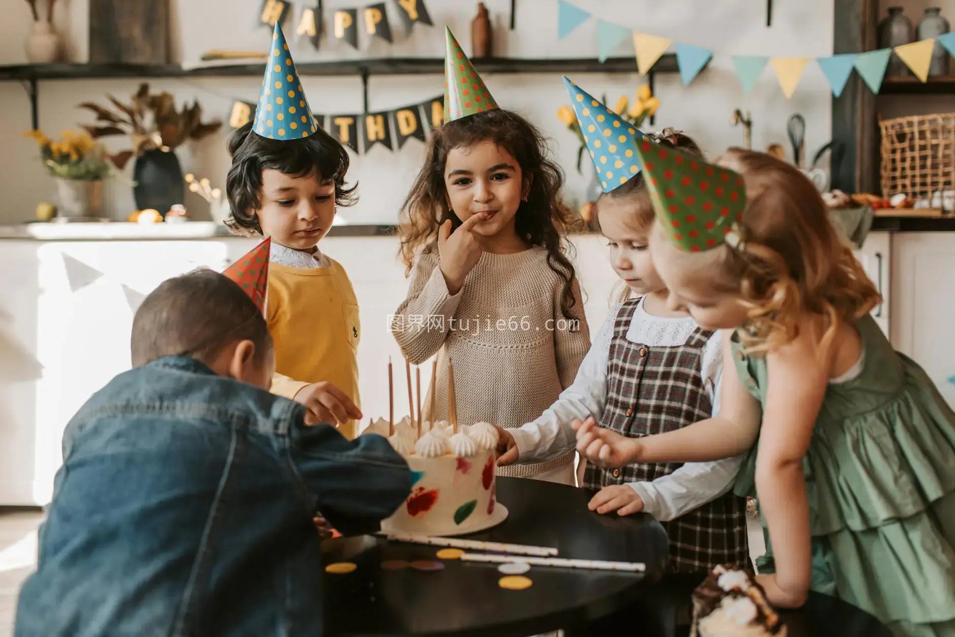 孩子生日派对蛋糕帽图片