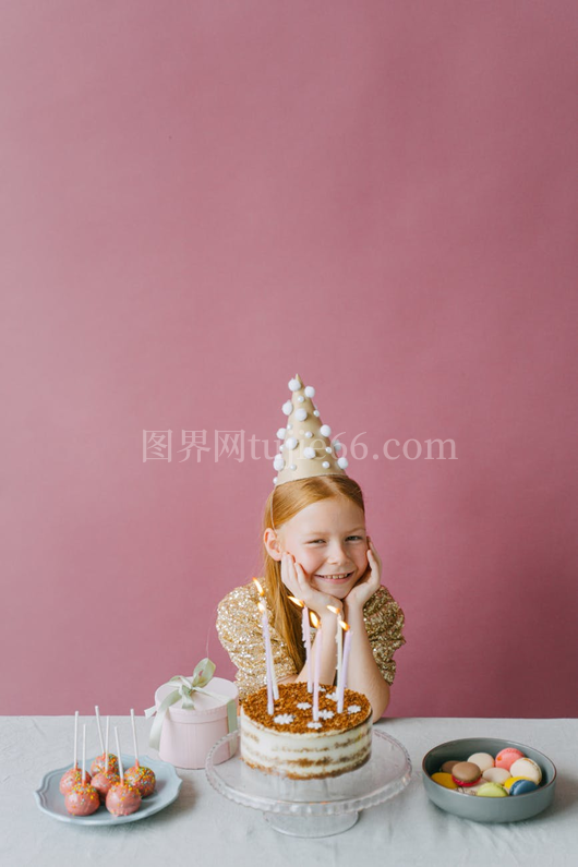 金裙女孩生日派对甜美瞬间