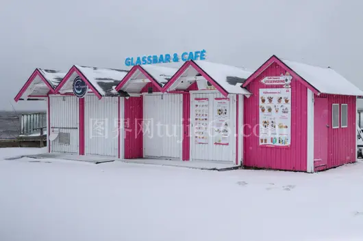 瑞典约恩克尔平粉色雪地冰淇淋摊