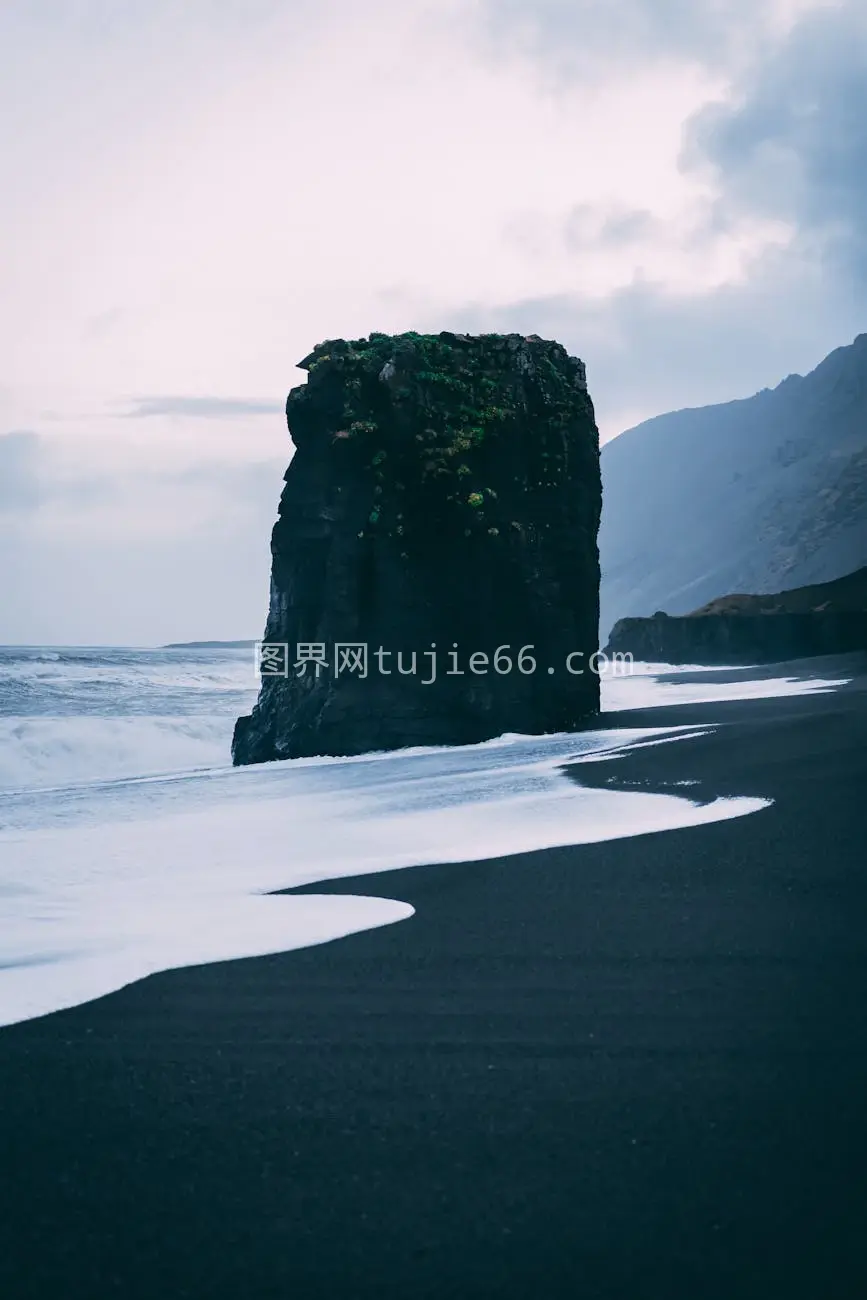 海礁黑色沙滩波涛暗沉天空图片