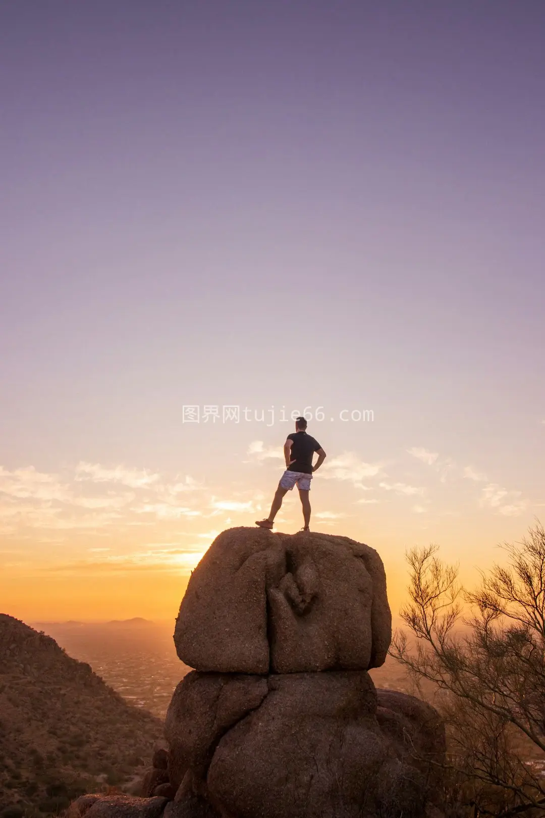 男士棕色岩石白昼景致图片