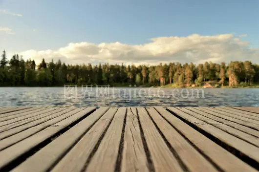 瑞典夏日林湖码头静景