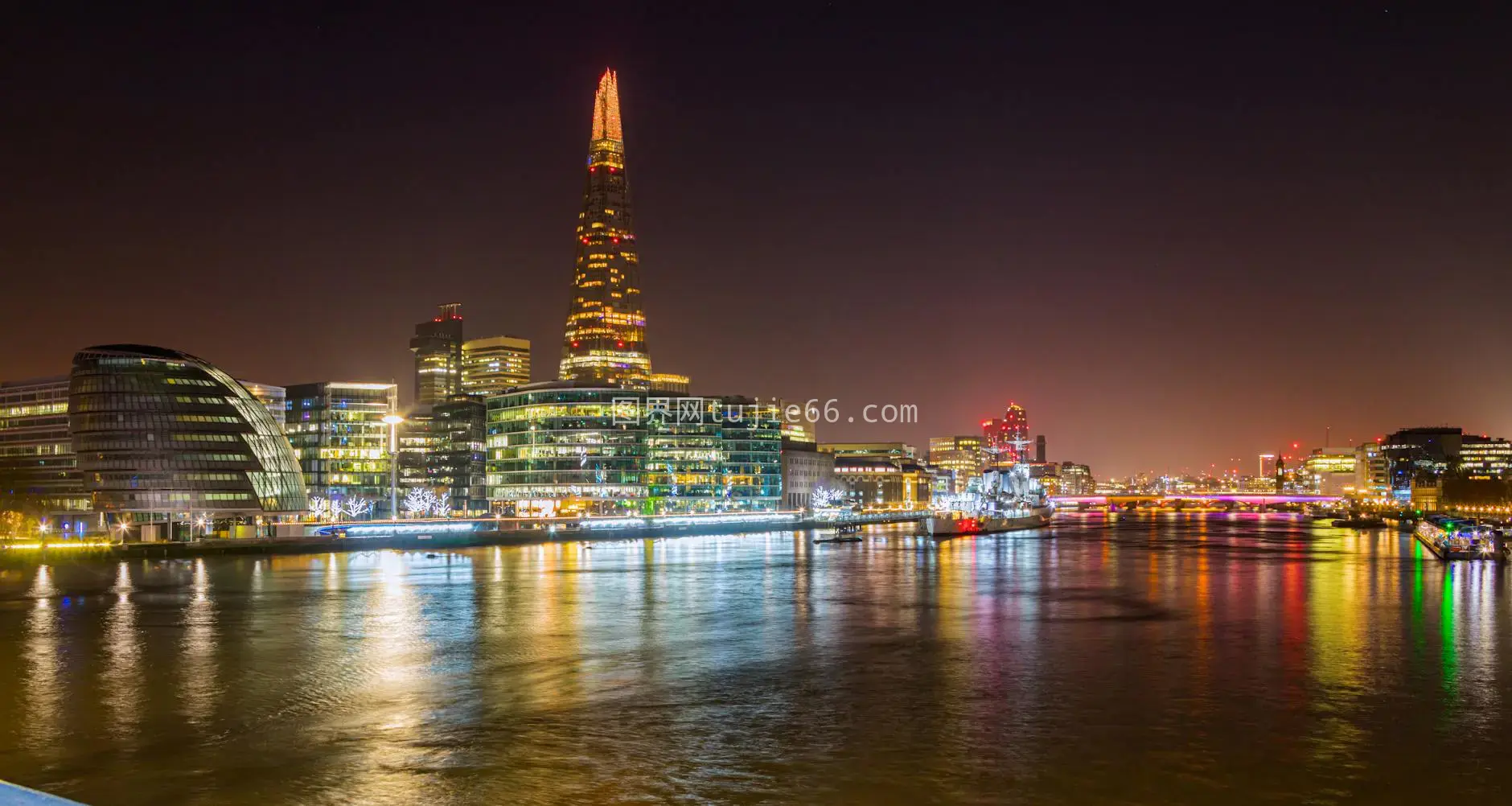 伦敦夜景碎片大厦倒映泰晤士河图片