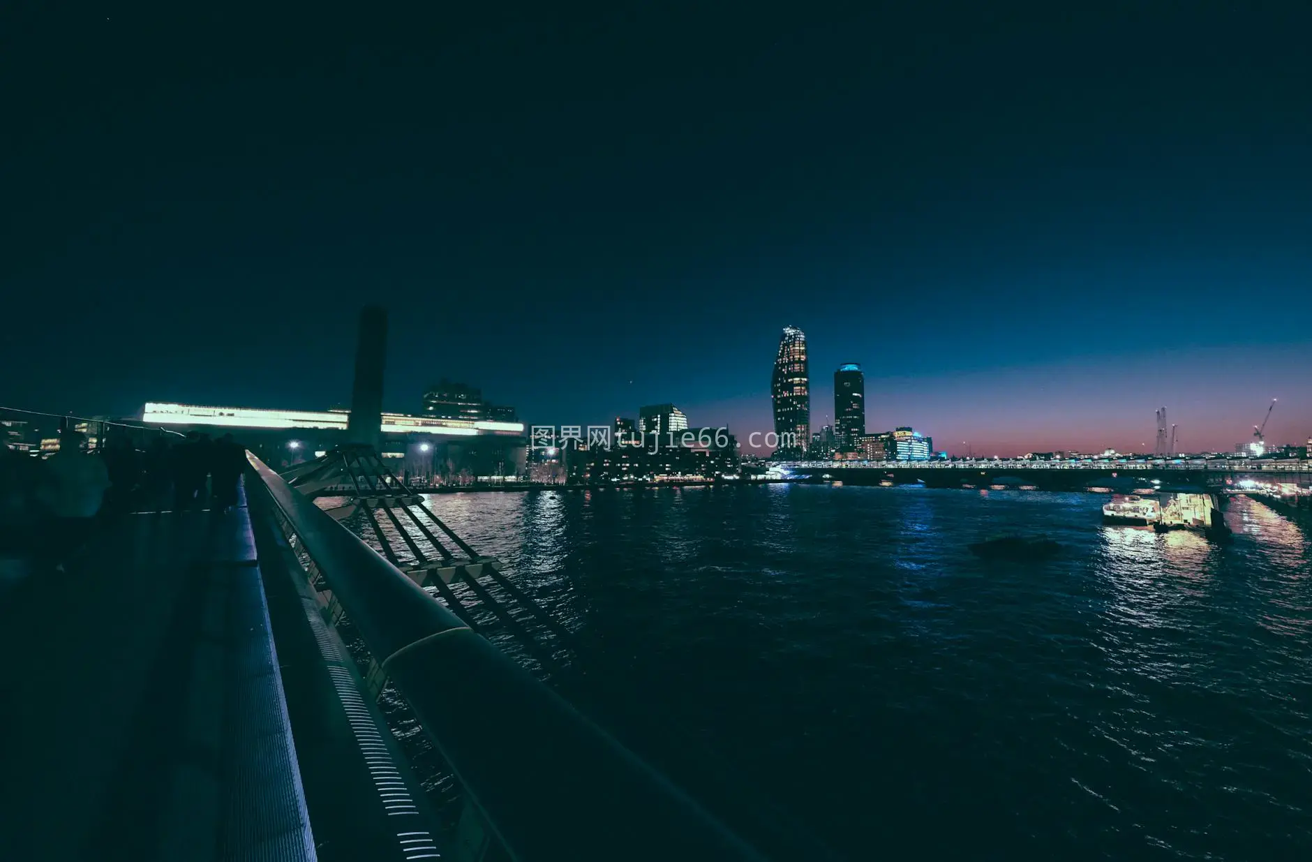 夜幕下璀璨城市静河景图片