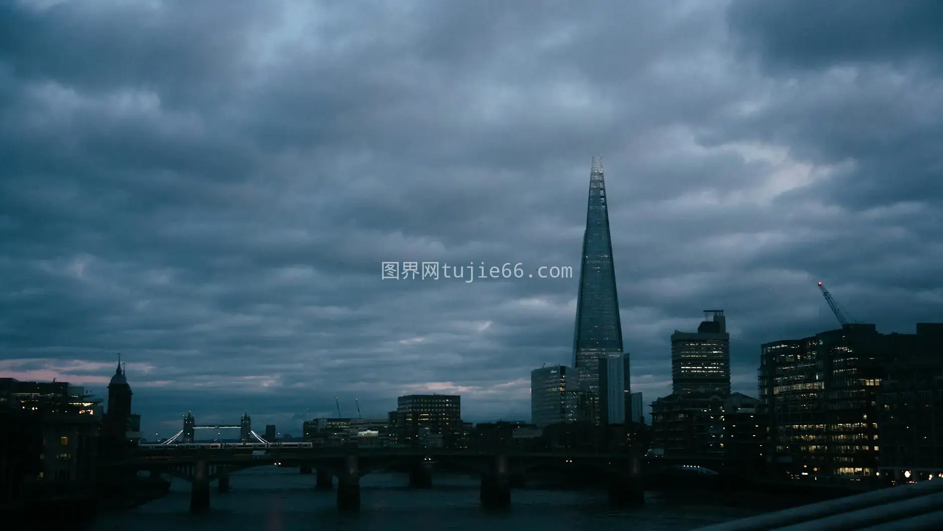 伦敦夜景泰晤士河畔高楼图片