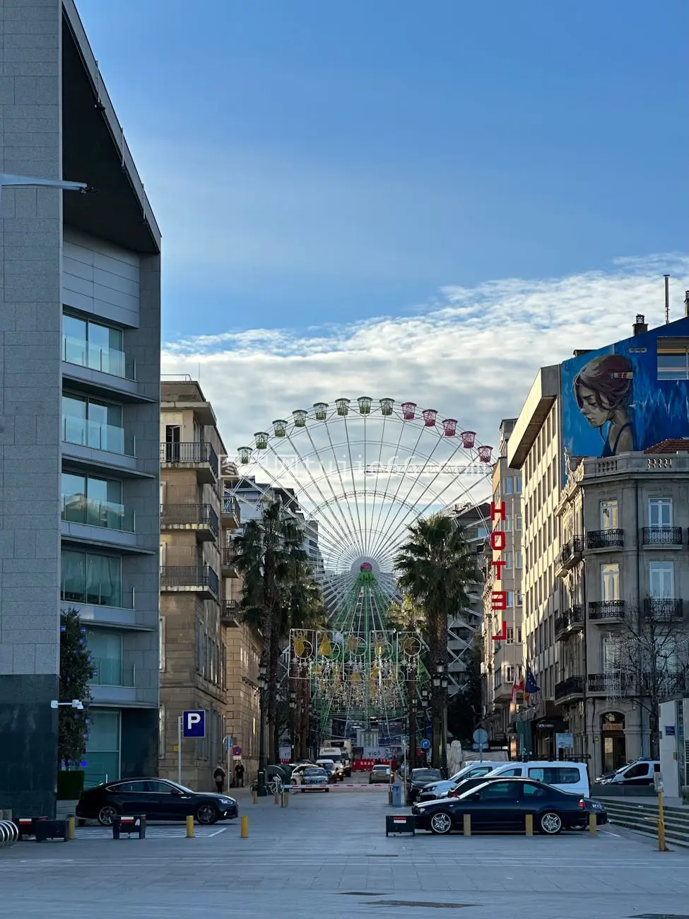 摩天轮映衬城市街头艺术景致图片