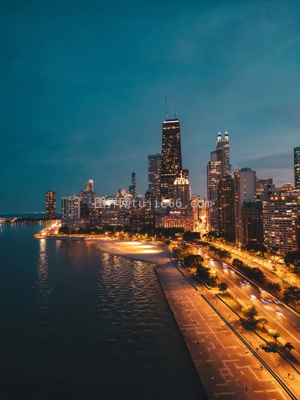 空中芝加哥夜景璀璨天际线图片