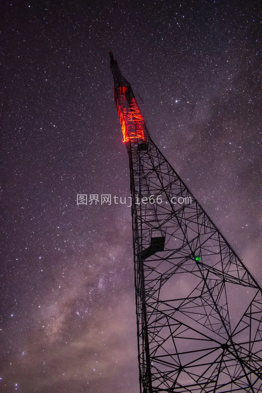 星空夜色下通信塔璀璨夺目图片