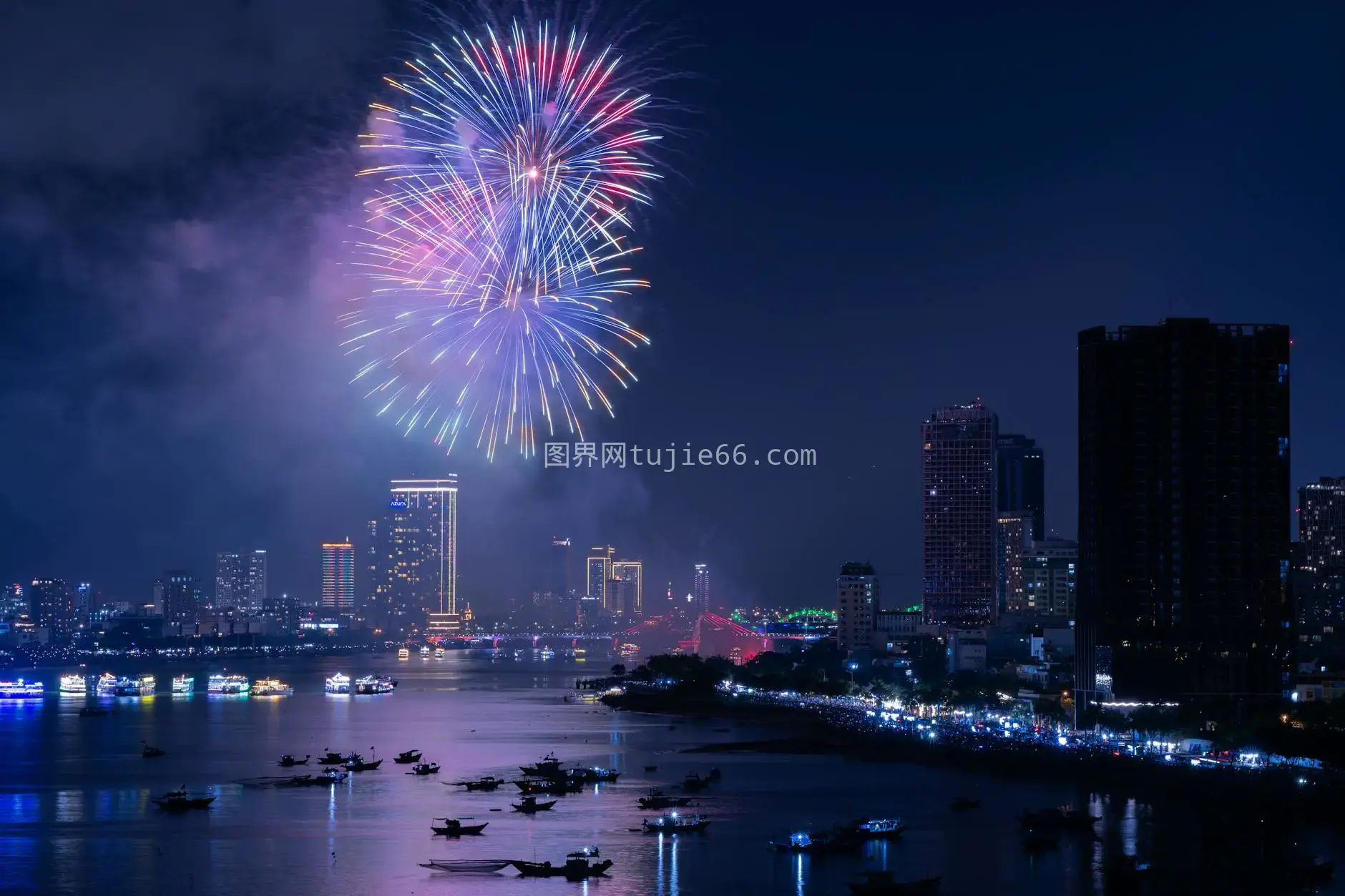 越南新年烟花映照天际图片