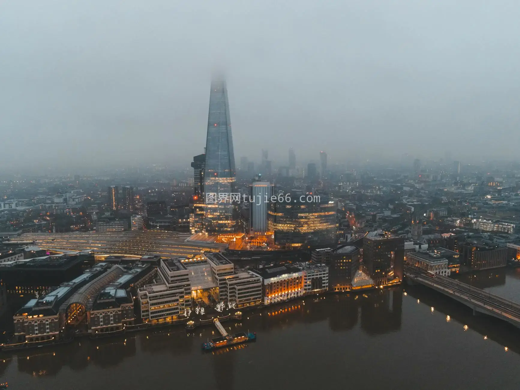 伦敦天际Shard雾中映象图片