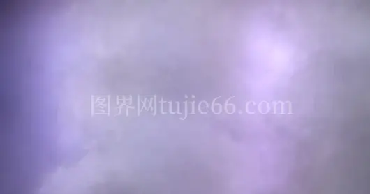 光影交织云雾间