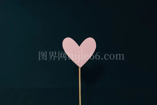 粉白心形插画呈现心形图案