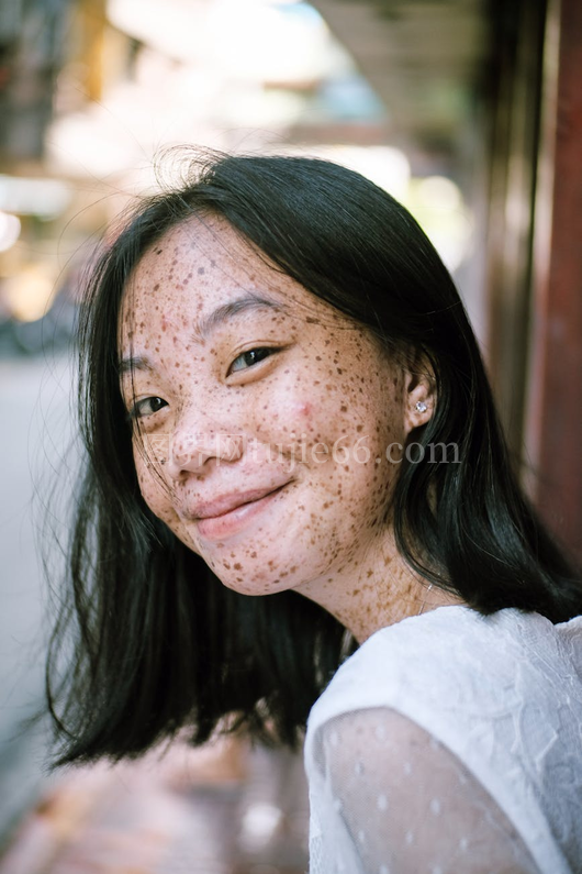 微笑雀斑女性自然欢乐户外照