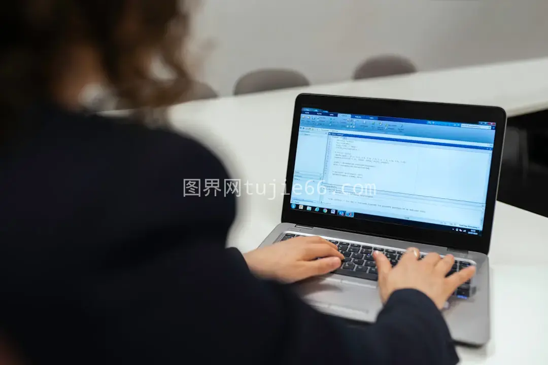 时尚女性使用MacBook Pro图片