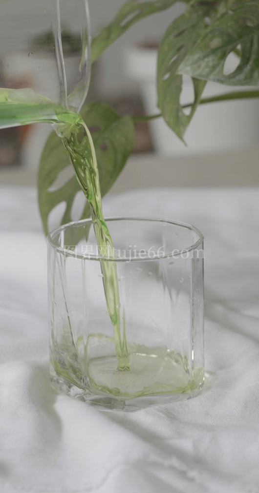 人物倒果汁入杯