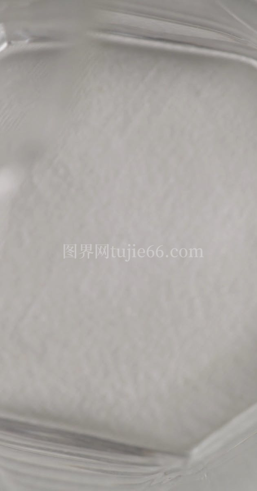 俯拍果汁倒出瞬间