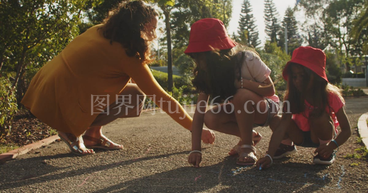 女士嬉戏小女孩场景
