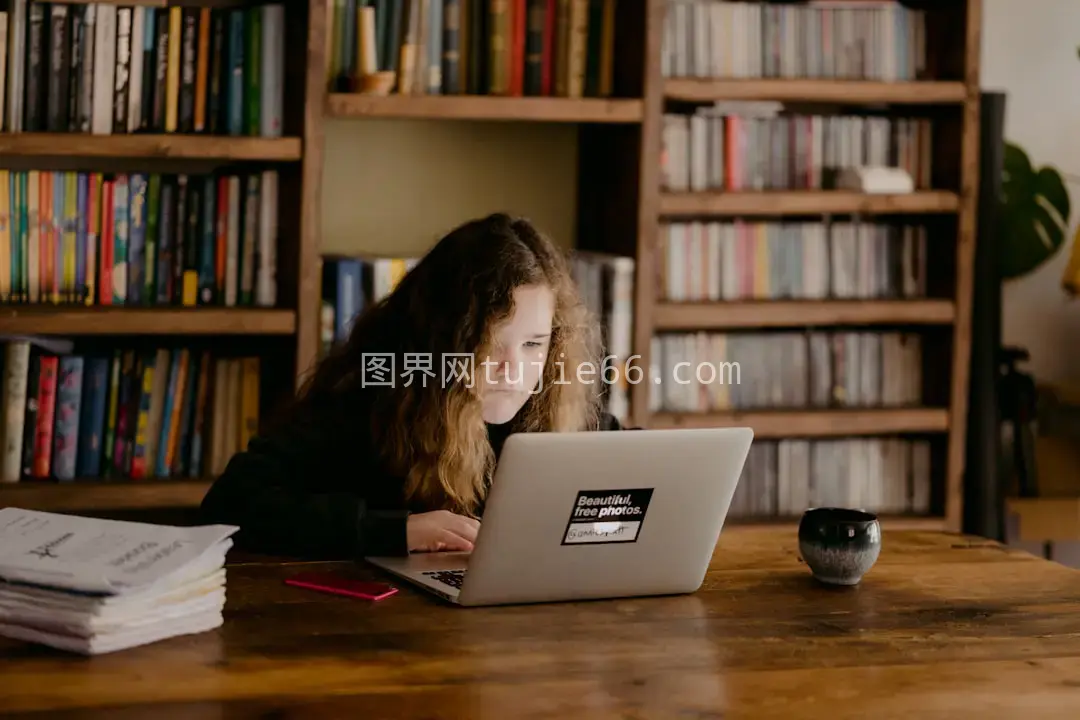 女士黑色长袖衬衫棕色桌用MacBook图片