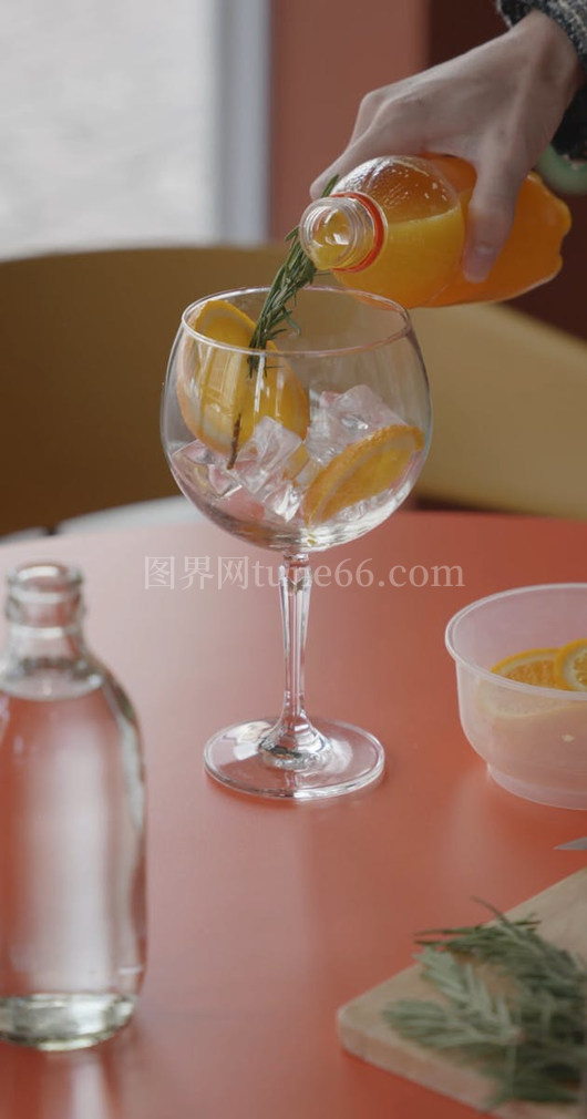 人物倒果汁入杯瞬间