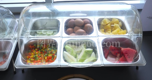 托盘美食种类多自助餐享美味