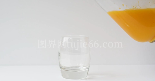 果汁倒出过程视频展示