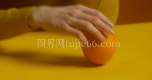 桌上橙果旋转瞬间