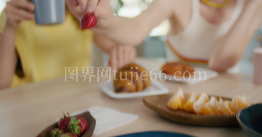 女子草莓美味时