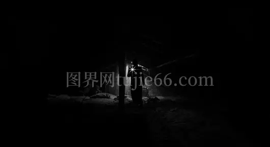 模糊身影手电探秘昏暗阁楼
