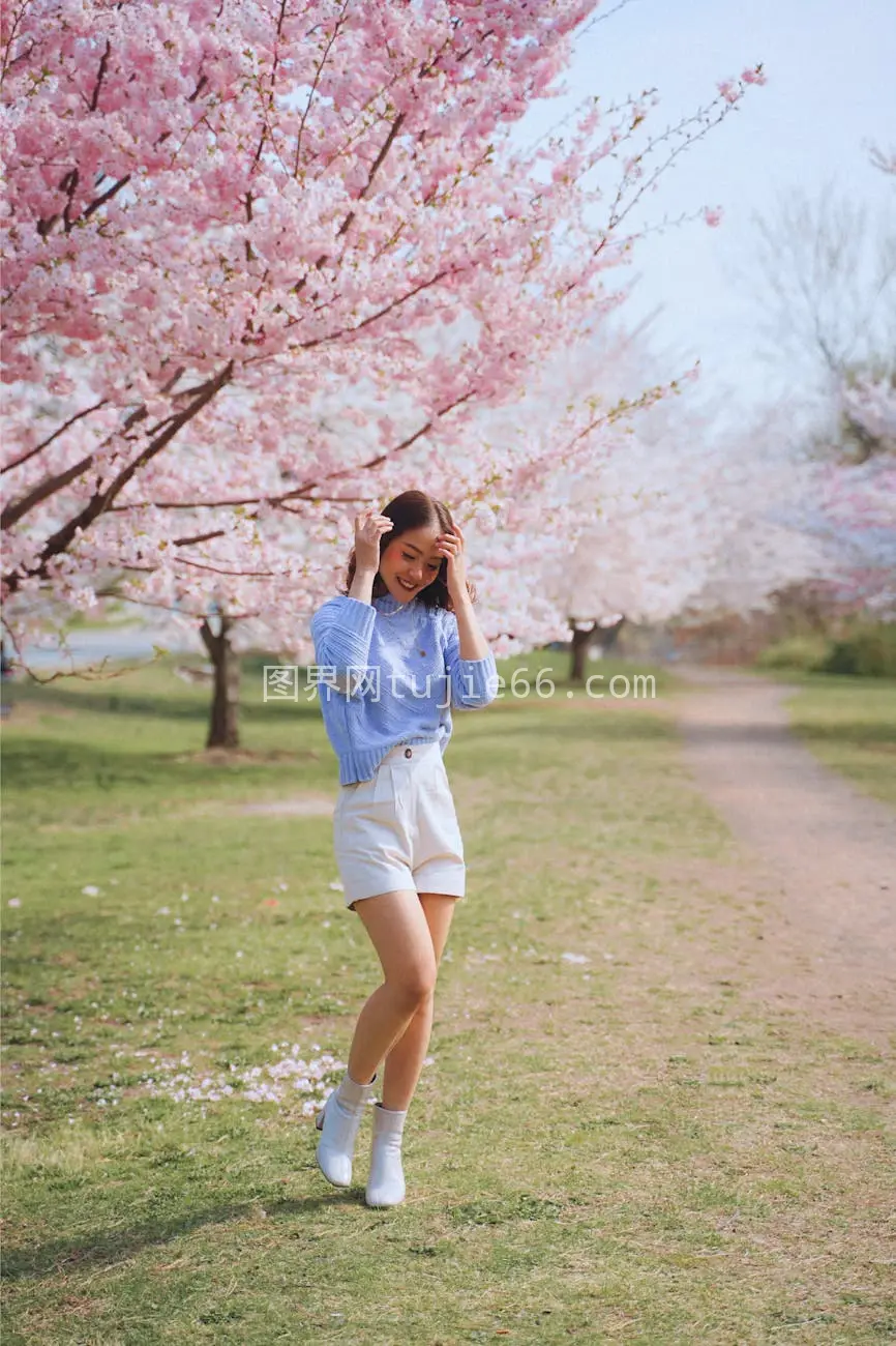 春日樱花女士拥抱自然图片