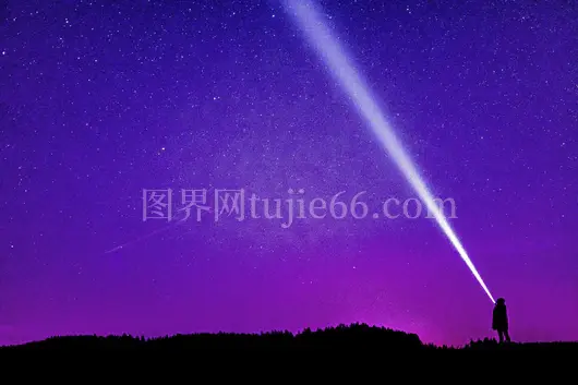 剪影手电紫色星空戏剧场景