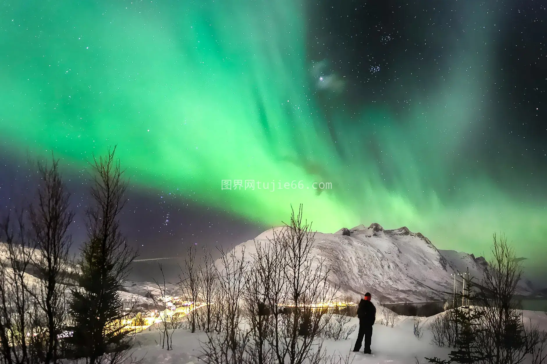 夜幕下雪峰孤影极光璀璨图片